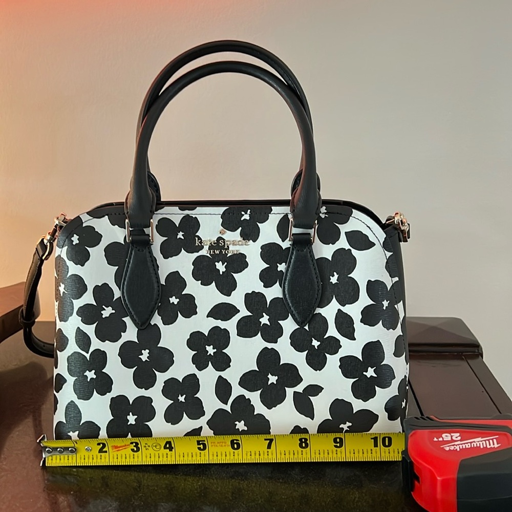 Crossbody Purse Kate Spade. Excellent use conditions like new. 10Lx 8Hx4W